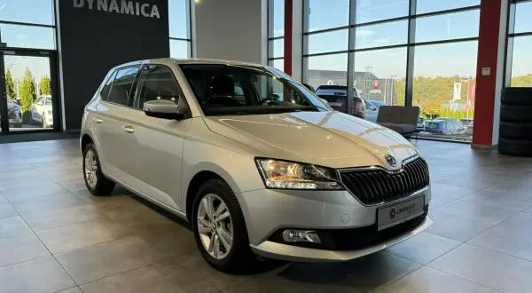 Srebrna Skoda Fabia 1 z nowymi oponami stoi w salonie samochodowym.