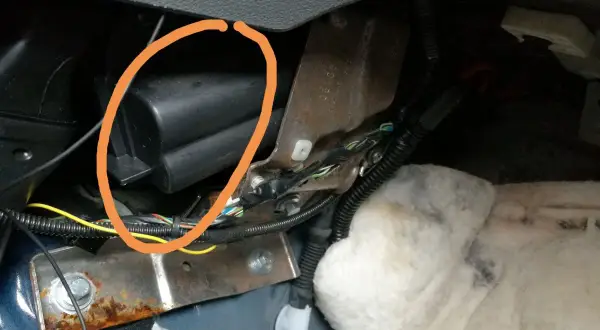 Widok na wnętrze Ford Focus MK2, widoczne kanały odpływowe, przewody i elementy mocujące.