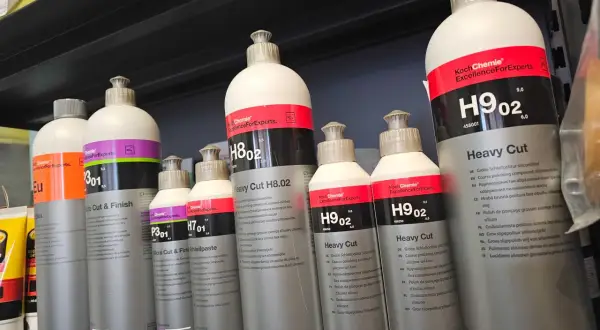 Butelki z pastami polerskimi Koch Chemie. Szukasz odpowiedzi na pytanie, czym zmyć pastę polerską? Na półce znajdziesz różne produkty do detailingu.