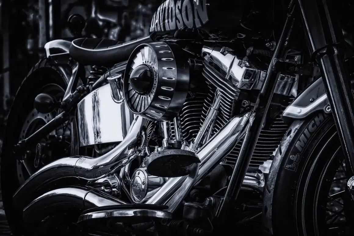 Błyszczący chrom motocykla Harley-Davidson. Dowiedz się, jak wyczyścić chrom domowym sposobem, by przywrócić mu dawny blask.
