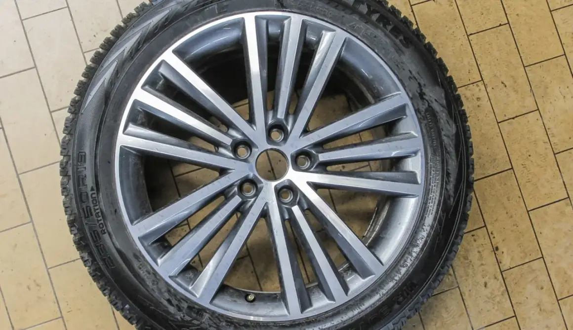 Felga aluminiowa z oponą zimową, idealna do Golfa 5. Rozstaw śrub jest standardowy dla tego modelu.