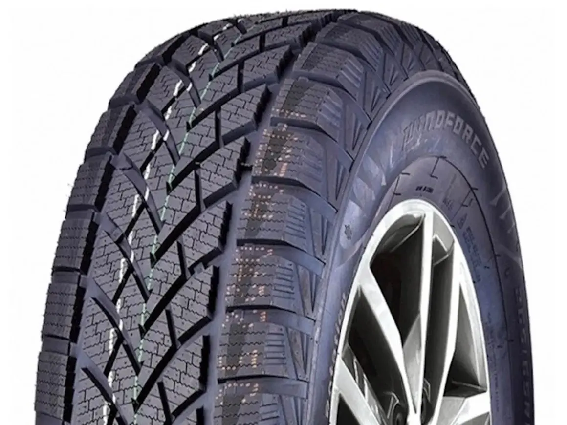 Opona zimowa Windforce Snowblazer z agresywnym bieżnikiem, gotowa na śnieżne wyzwania.