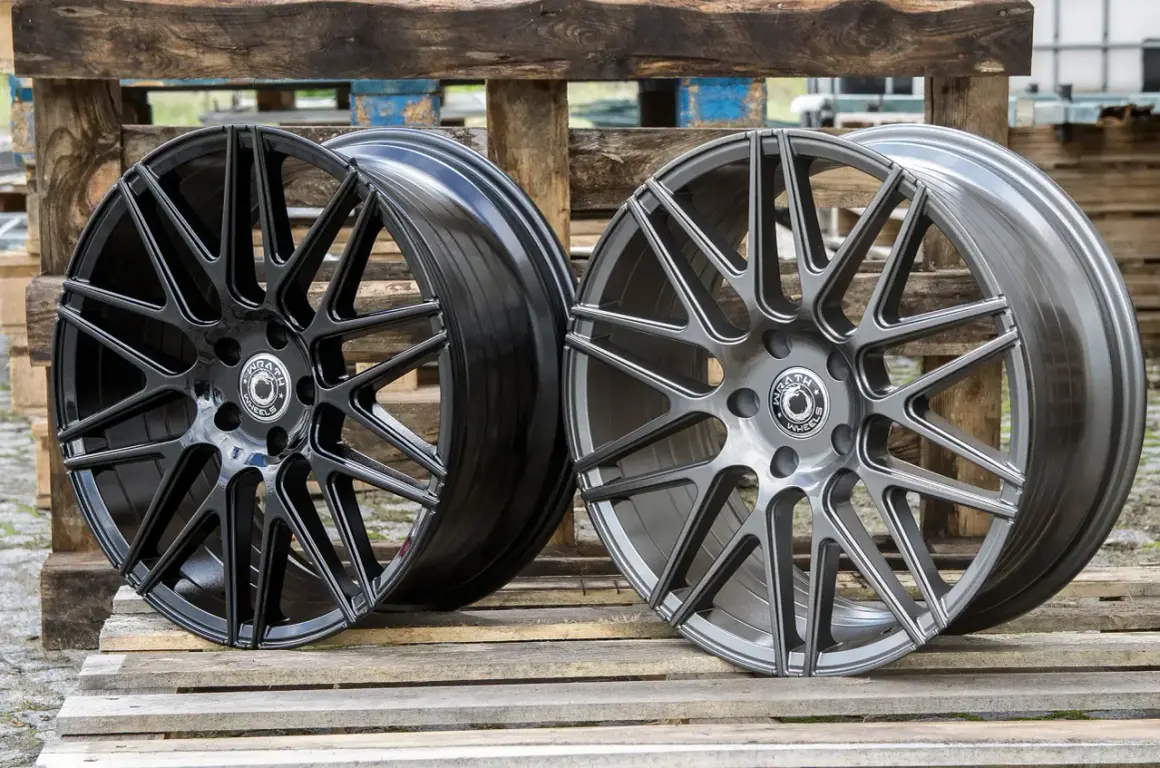 Dwa stylowe felgi aluminiowe: jedna w głębokiej czerni, druga w eleganckim grafitowym odcieniu. Różnorodne kolory felg aluminiowych dla każdego gustu.