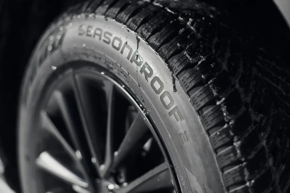 Opona Nokian Tyres Seasonproof 2 z widocznymi kroplami wody na bieżniku. Gotowa na każdą pogodę.