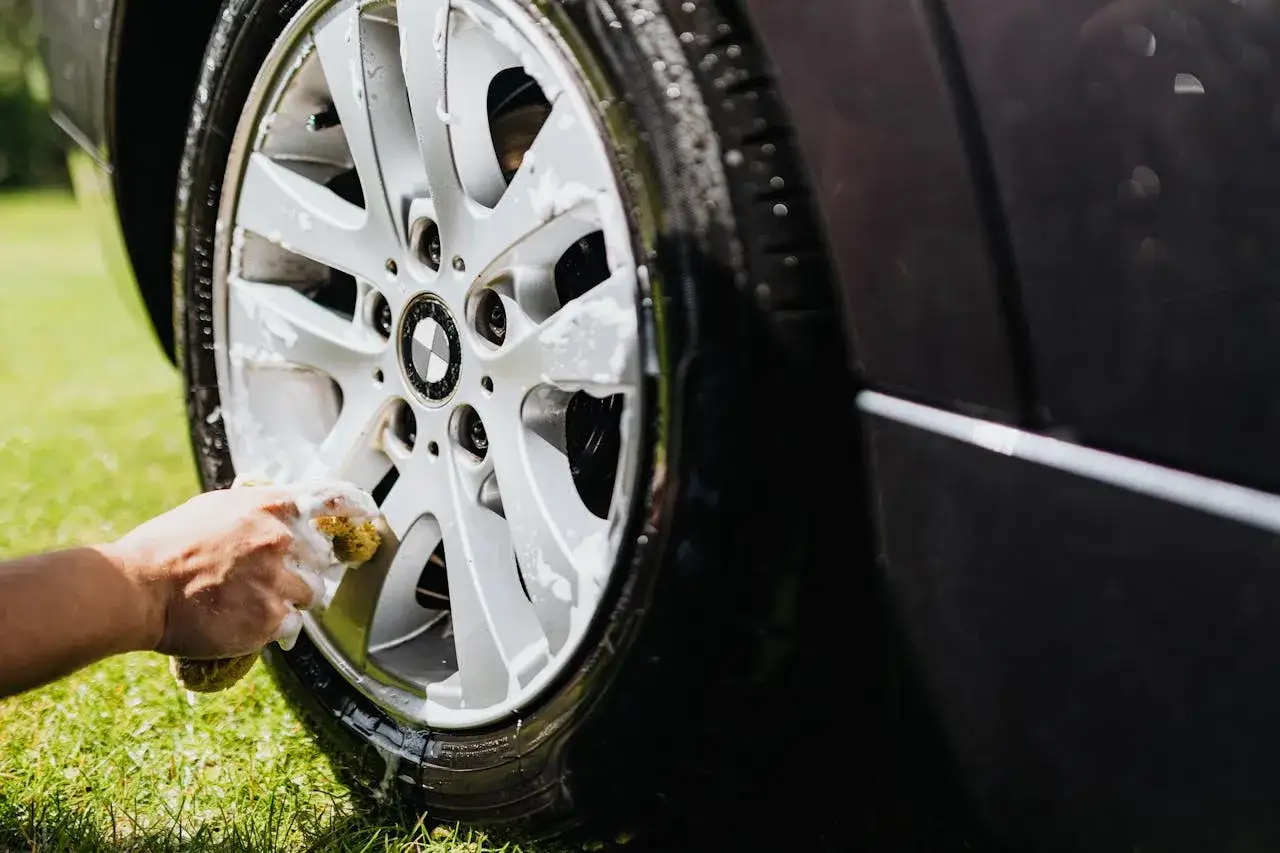 Ręczne czyszczenie aluminium octem, aby przywrócić blask felgom BMW.