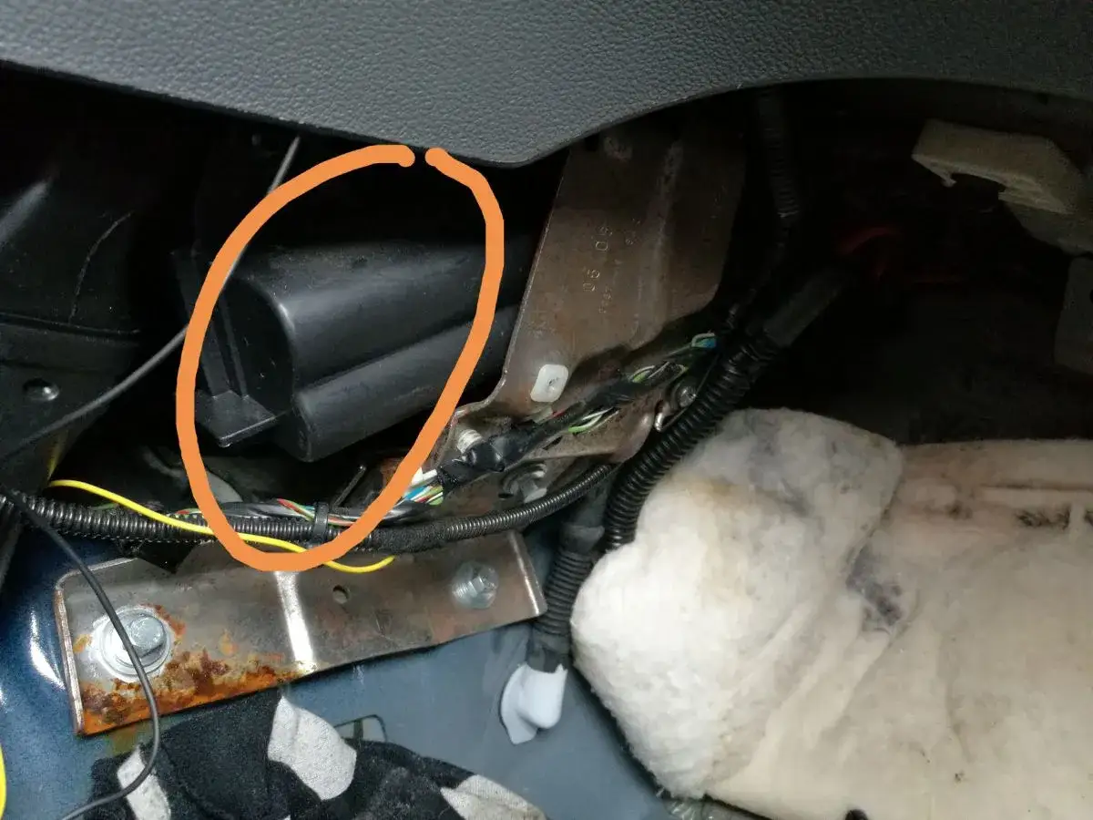 Widok na wnętrze Ford Focus MK3, gdzie widoczne są kanały odpływowe i wiązka przewod&oacute;w.