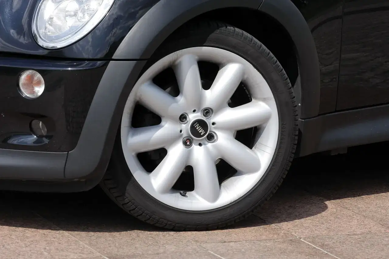 Alusy na kole Mini Cooper. Pięcioramienne felgi z logo marki.