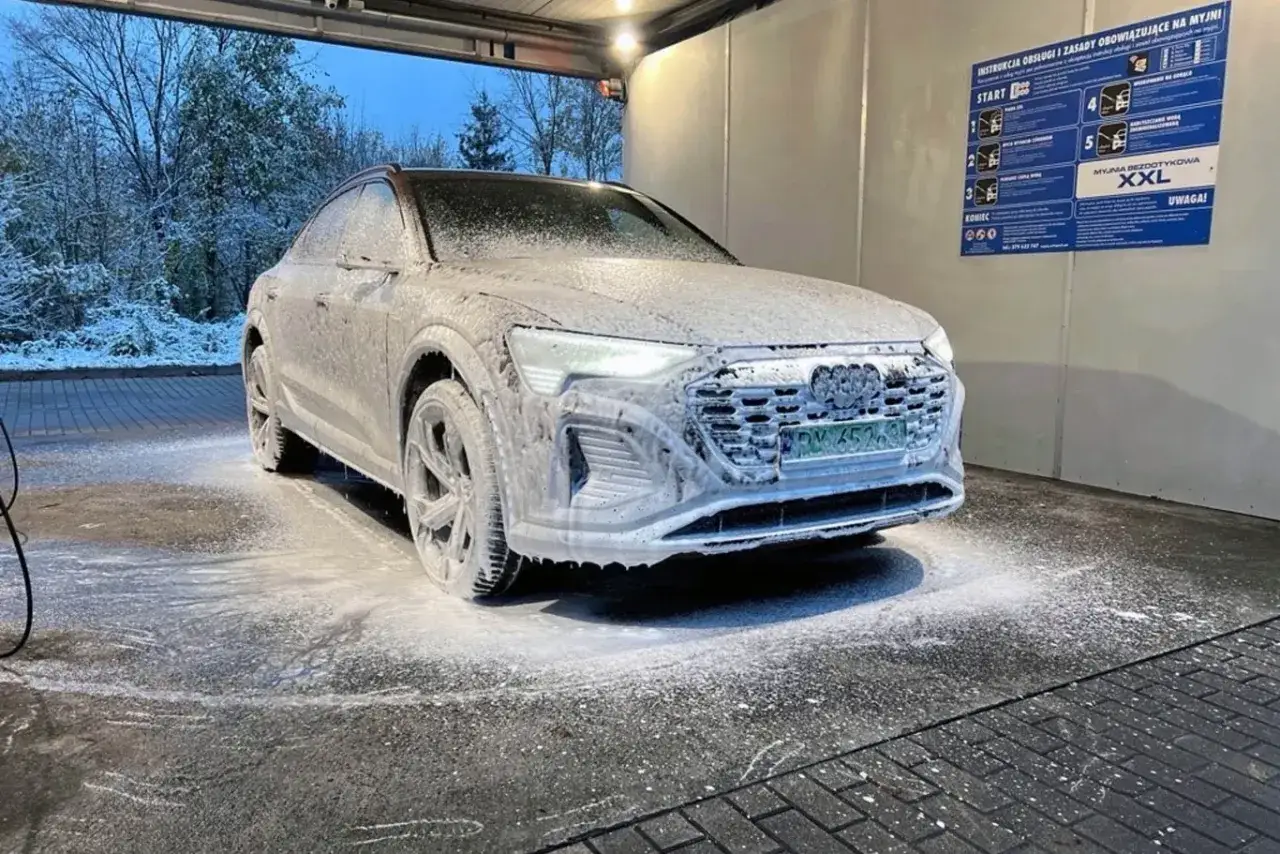 Audi pokryte pianą na myjni bezdotykowej zimą. Czystość auta to priorytet, nawet gdy za oknem śnieg.