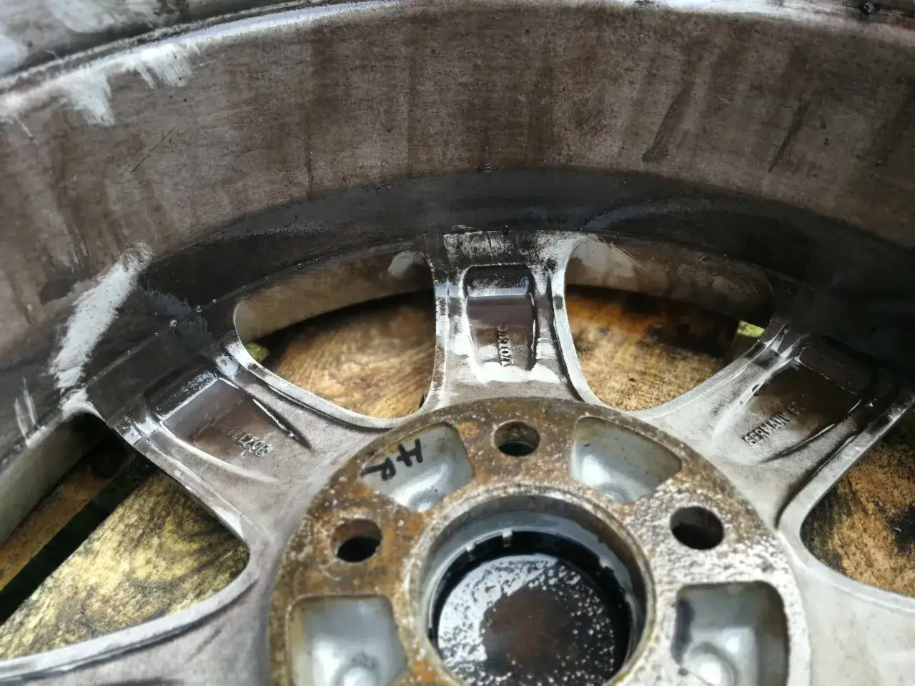 Brudna felga aluminiowa, widać ślady po czyszczeniu felg WD40.