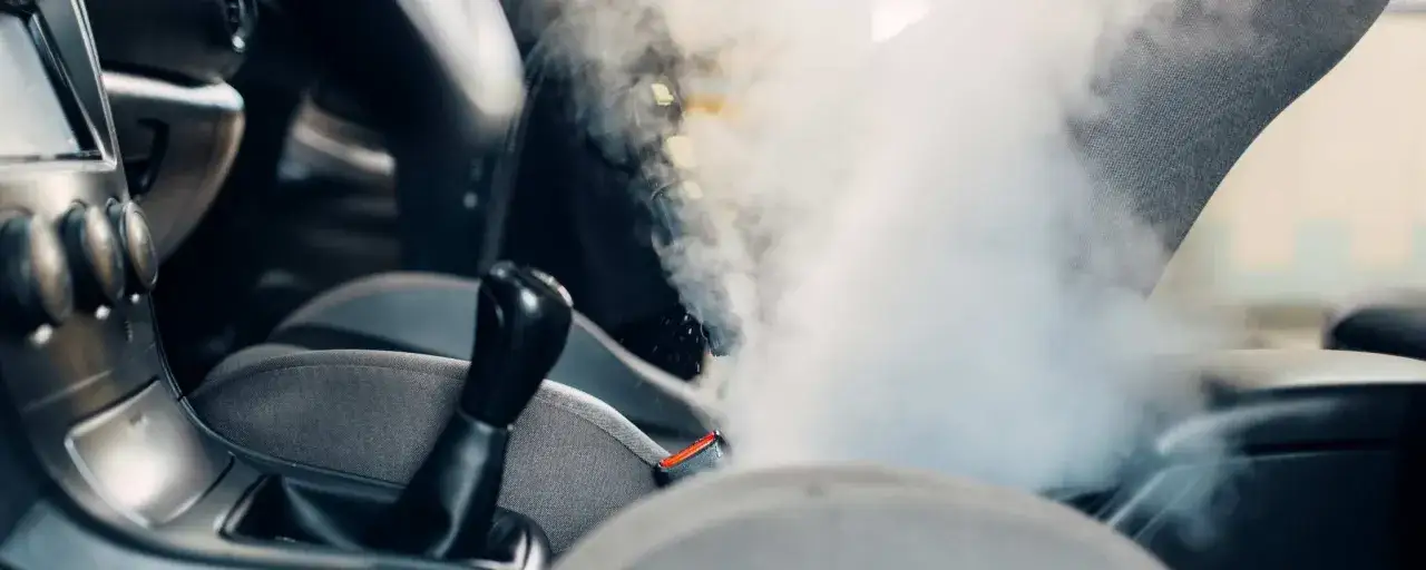 Para dowodzi, że odgrzybianie klimatyzacji w samochodzie jest szybkie i skuteczne. Czyste powietrze wkrótce!