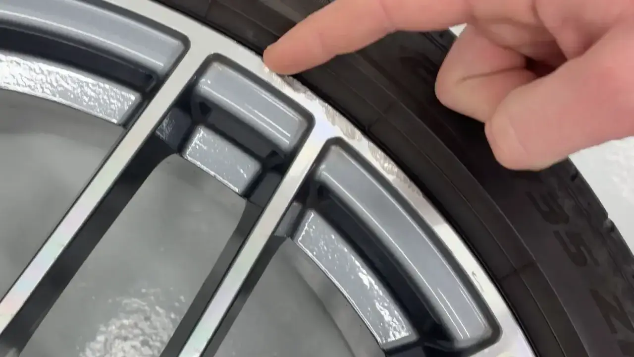 Uszkodzona felga aluminiowa, widać przetarcia. Zastanawiasz się, jaki podkład do felg aluminiowych wybrać, by je naprawić?