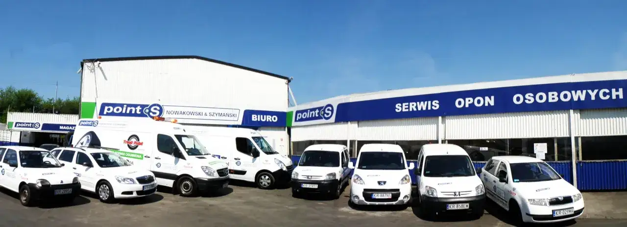 Flota aut i vanów przed budynkiem serwisu opon Point S.