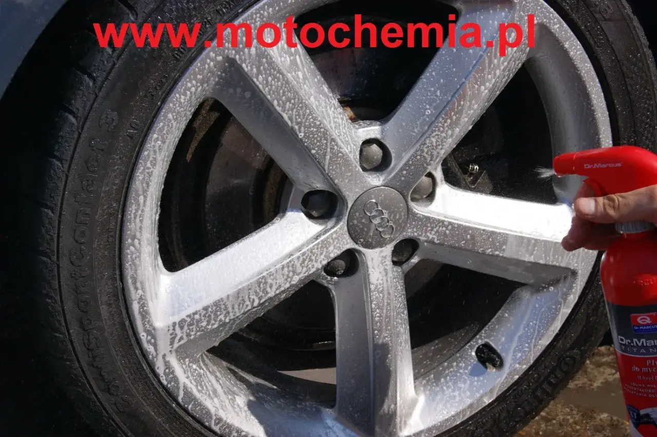 Jak wyczyścić felgi aluminiowe? Płyn do felg Dr. Marcus spryskuje brudną felgę Audi, tworząc pianę.