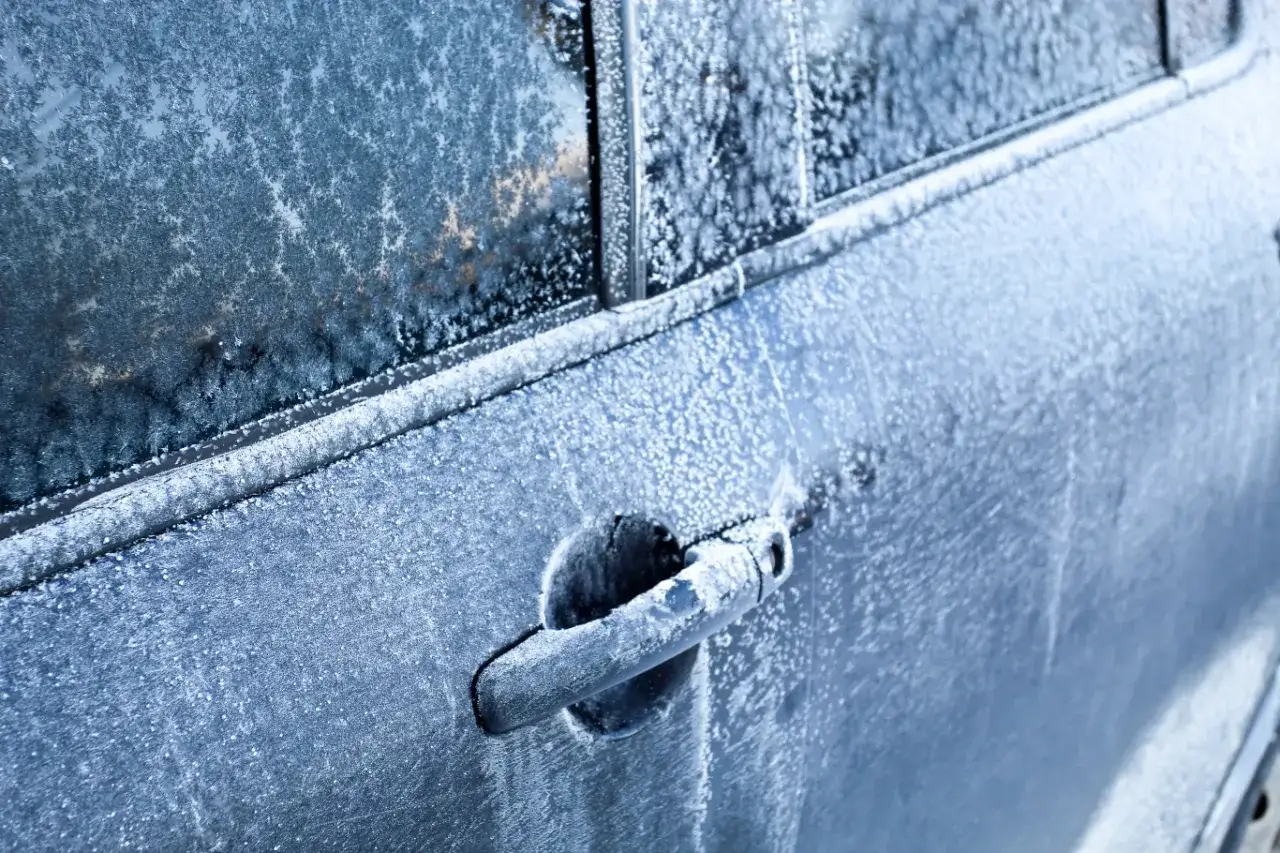 Mroźny poranek, auto pokryte lodem. Zastanawiasz się nad konserwacją gumy domowe sposoby, by uniknąć problemów z otwieraniem drzwi?