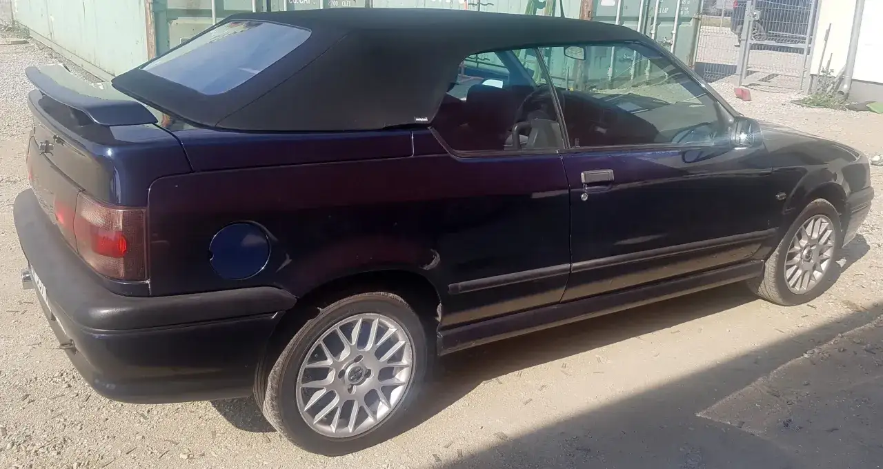Ciemnoniebieski kabriolet z czarnym dachem, gotowy do szycia dachu cabrio.