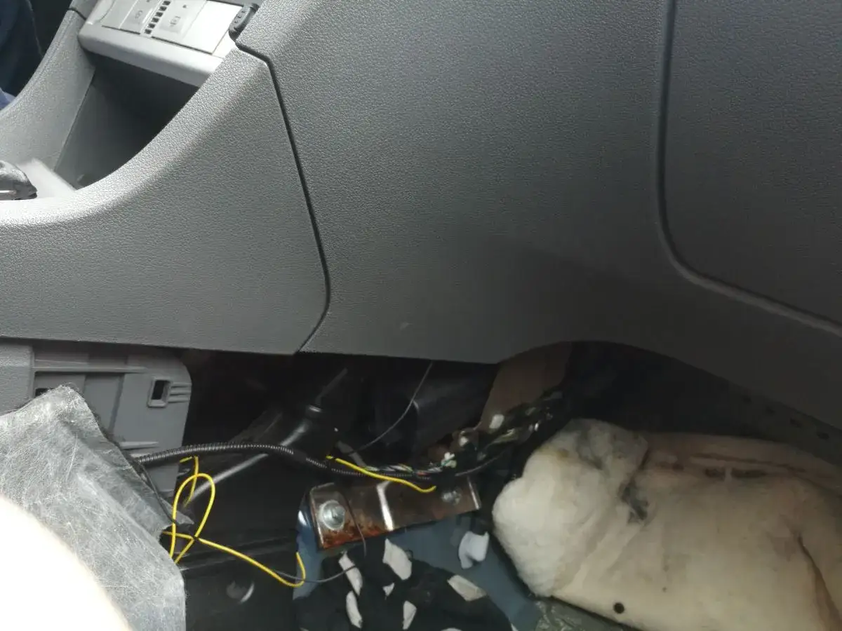 Widok wnętrza Ford Focus MK2, widoczne elementy deski rozdzielczej i instalacji, być może kanały odpływowe.