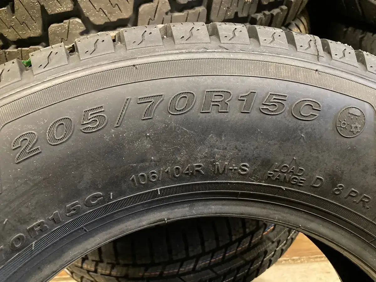 Opona z oznaczeniem 205/70R15C. Widoczne są też parametry 106/104R M+S oraz LOAD RANGE D 8PR.