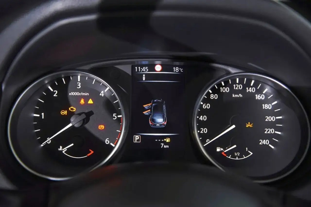 Kontrolki na desce rozdzielczej, w tym kontrolka ciśnienia w oponach, wskazujące na potrzebę resetu czujnika ciśnienia w oponach.