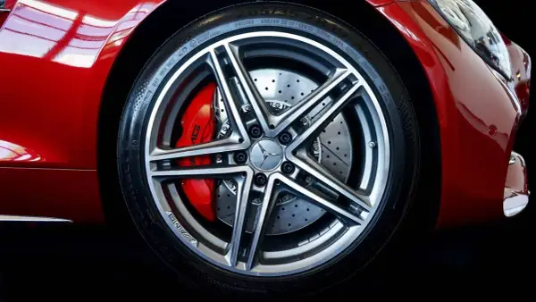 Błyszczące, czerwone auto z felgami AMG. Jak czym wyczyścić aluminium, by wyglądało tak dobrze?