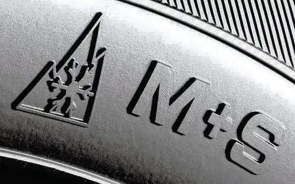 Oznaczenie opon wielosezonowych: symbol płatka śniegu w trójkącie i napisy M+S.