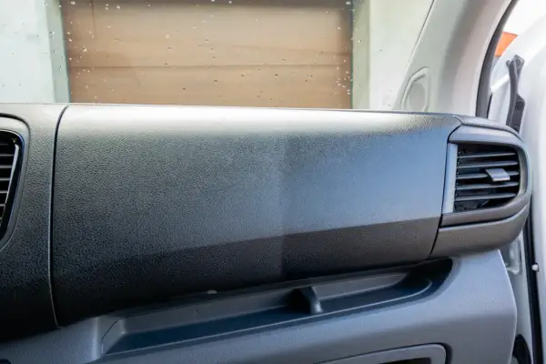 Odnawianie plastików opalarką: porównanie wyglądu deski rozdzielczej przed i po zabiegu.