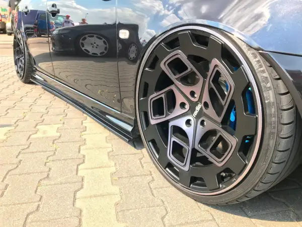 Czarny Golf 2 z customowymi felgami i niebieskimi zaciskami. Rozstaw śrub idealnie dopasowany do tego modelu.