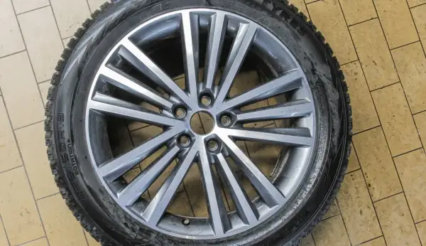 Felga aluminiowa z oponą zimową, idealna do Golfa 5. Rozstaw śrub jest standardowy dla tego modelu.