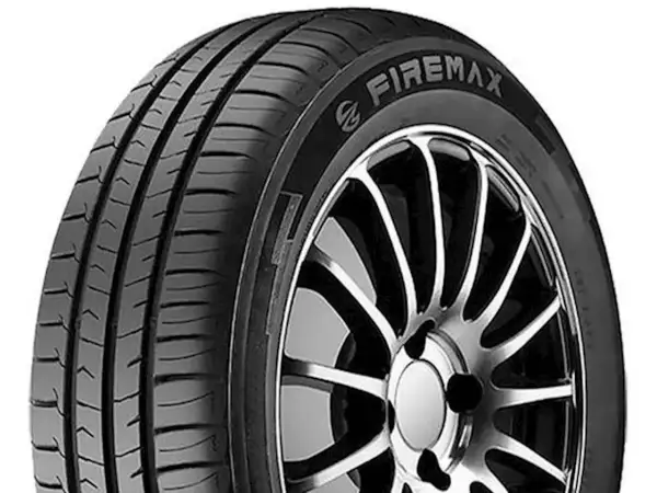 Opona samochodowa marki Firemax, producenta opon, z widocznym bieżnikiem i felgą.
