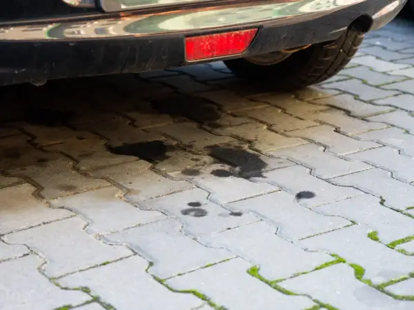 Plamy oleju silnikowego na kostce brukowej. Dowiedz się, jak usunąć stare plamy z oleju silnikowego, aby przywrócić czystość podjazdu.