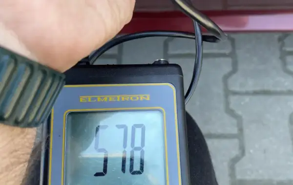 Miernik grubości lakieru pokazuje 578. Precyzyjny pomiar lakieru to klucz do oceny stanu pojazdu.