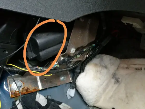 Widok na wnętrze Ford Focus MK2, widoczne kanały odpływowe, przewody i elementy mocujące.