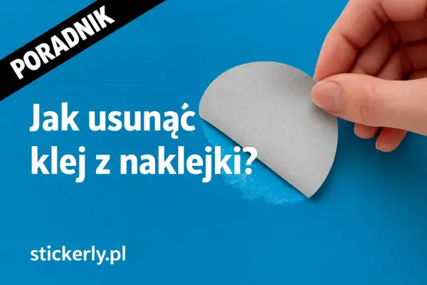 Poradnik: Jak usunąć klej z naklejki? Dłoń trzyma fragment szarej naklejki, odsłaniając niebieskie tło.